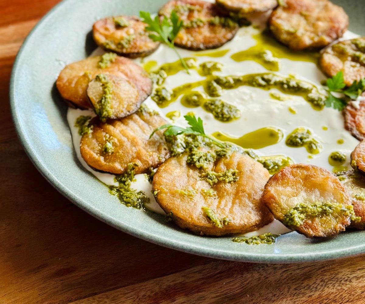 Berenjenas rebozadas vegetarianas sobre crema de queso fresco y pesto verde en el restaurante Selva Negra Tomares Sevilla