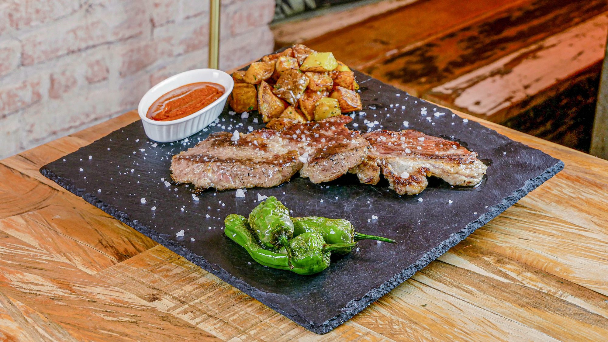 Presa con patatas y pimientos de Padrón en Selva Negra Tomares Sevilla