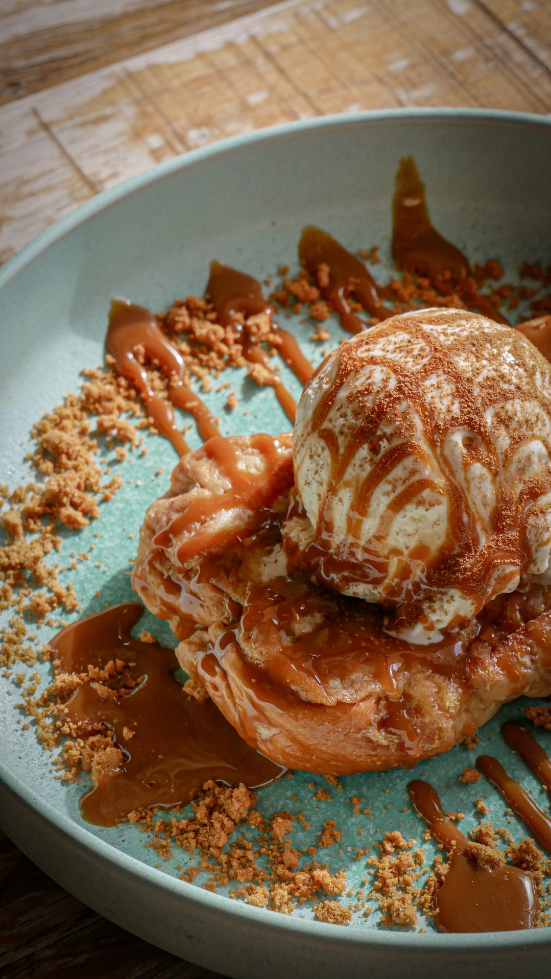 Torrija de pan brioche caramelizada con helado de vainilla y Lotus, postre en Selva Negra Tomares Sevilla